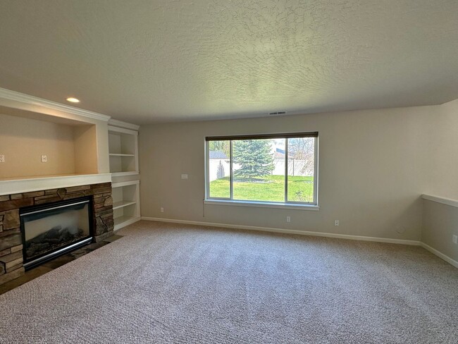 Building Photo - LARGE SINGLE FAMILY HOME ON CORNWALL (RPM#220)