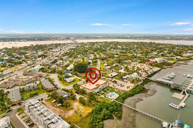 Building Photo - 33 Comares Ave