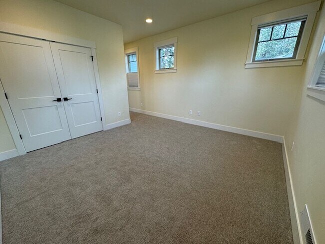 Building Photo - Brand New Home in NW Crossing with Professional office space!
