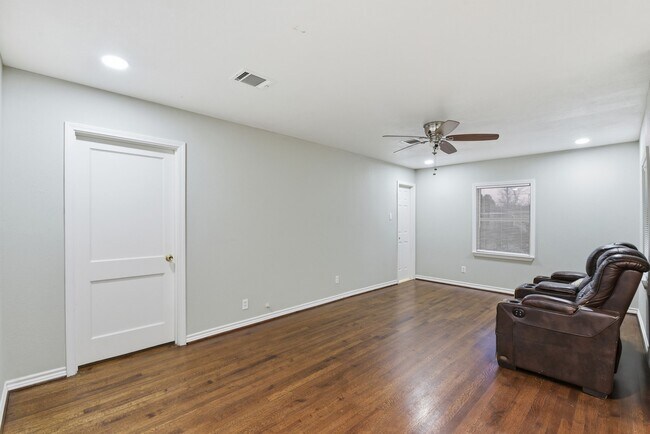 Building Photo - 506 Ogilvie St