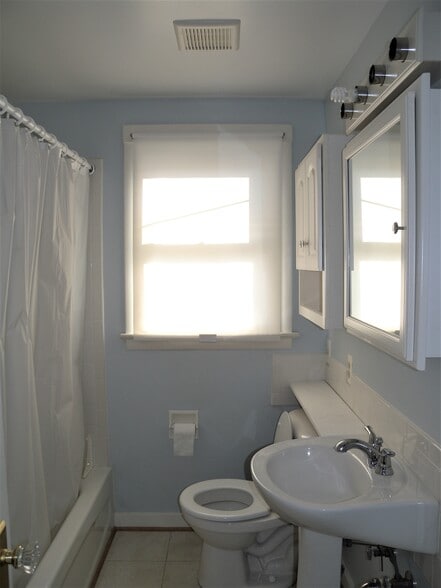 Bathroom (shared between 2 rooms) - 5138 9th St N