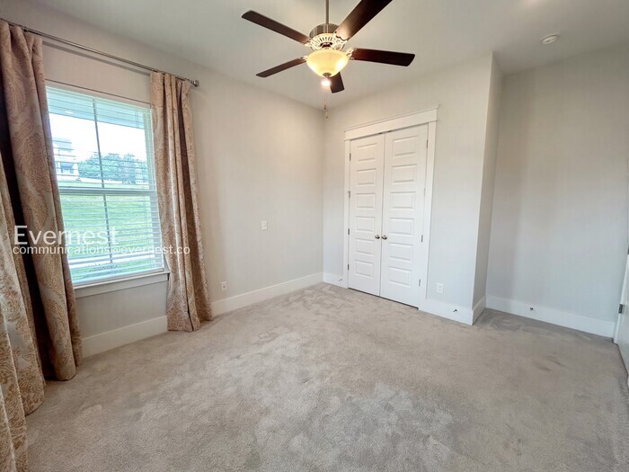 Building Photo - 640 Henry Ln