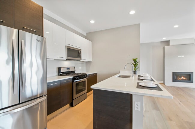 Building Photo - 833 Laurel Ave