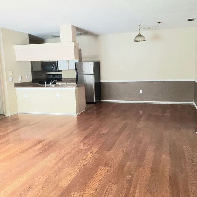 Building Photo - Luxury and Spacious, 1st floor condo with ...