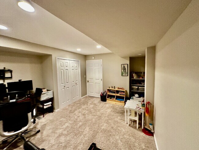 Building Photo - Wonderful 3-Bed Townhome Near Waneka Lake!