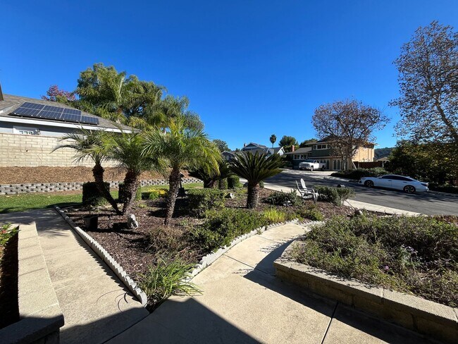 Building Photo - MOUNTAIN VIEWS!! Newbury Park 4+2.5 w/family rm, 2 fireplaces, cul-de-sac!