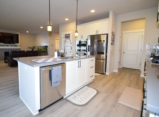 Building Photo - 1690 S Quartz Dr