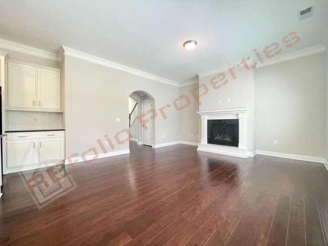 Building Photo - Lovely & Spacious 3 Bedroom, 2.5 Bathroom ...
