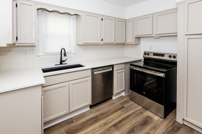 Building Photo - 3971 E 71st St