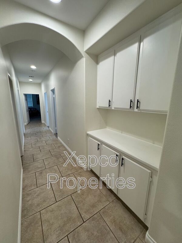 Building Photo - 80746 Diamondback Trail