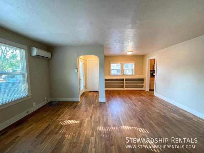 Building Photo - 5 Bd Close to Campus!