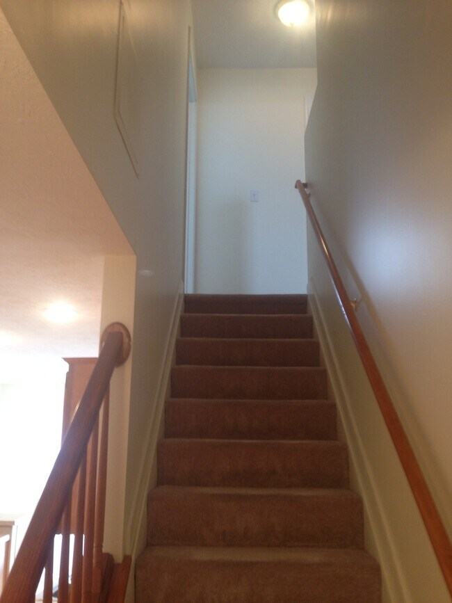 Building Photo - 2345 Meadowpoint Dr