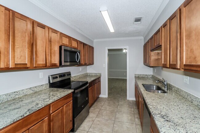 Building Photo - 6610 Shaker Ln