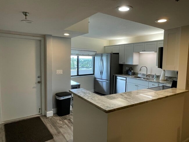 Building Photo - 355 S Ocean Dr