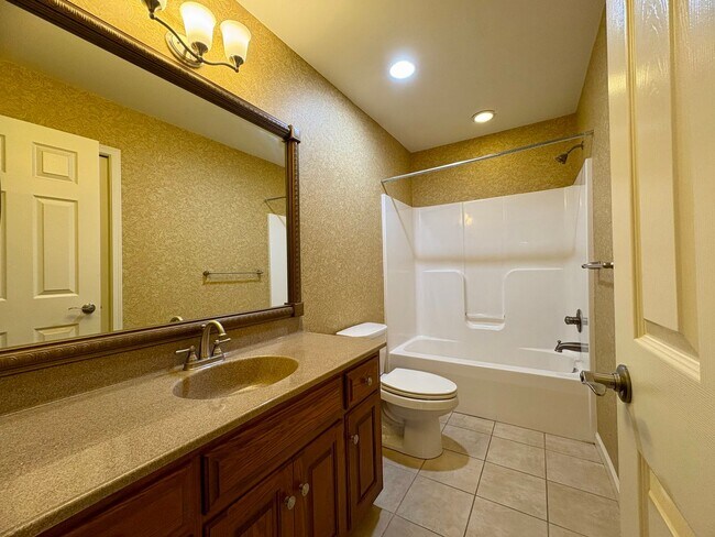 Building Photo - 3 bedroom 2.5 bathroom Townhome in Mount Joy!