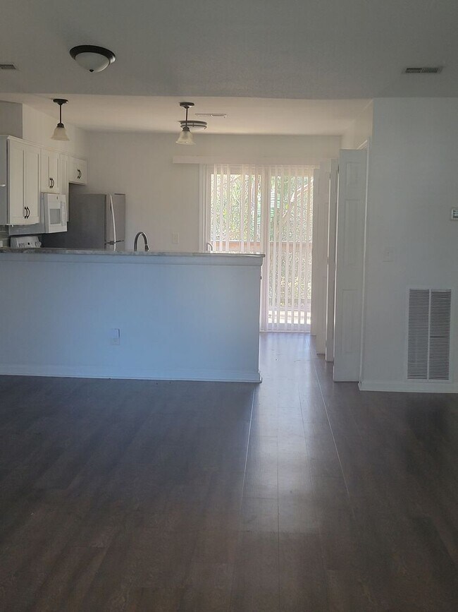 Building Photo - 2 bedroom 2 full bath condo