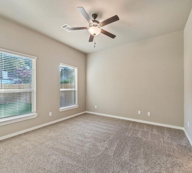Building Photo - 9732 Grosbeak Ln