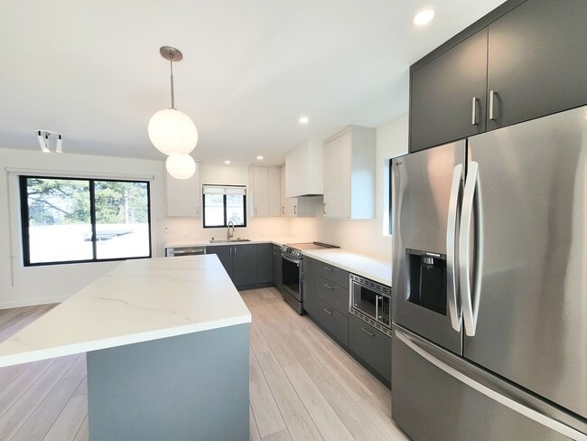 Building Photo - Meticulously renovated 2 bedroom duplex home in central San Mateo