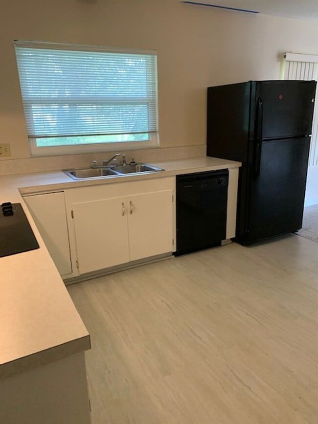 Building Photo - 4/3 Home in Heart of Umatilla!