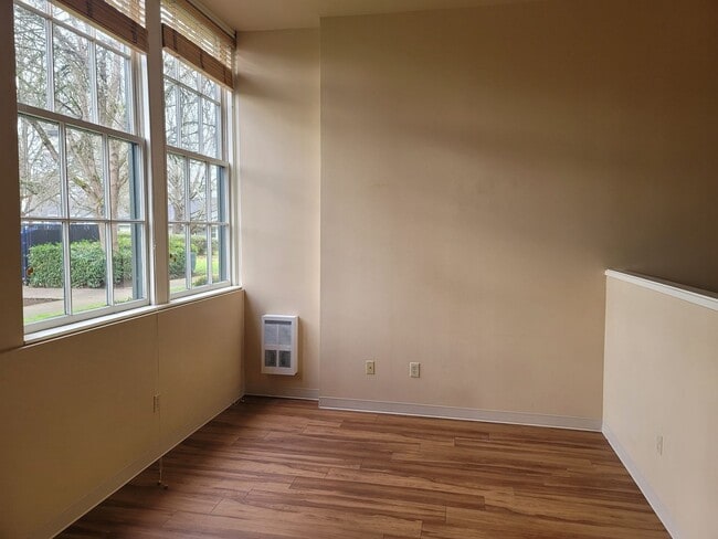 Building Photo - Beautiful Lincoln School Studio Only $1295/month