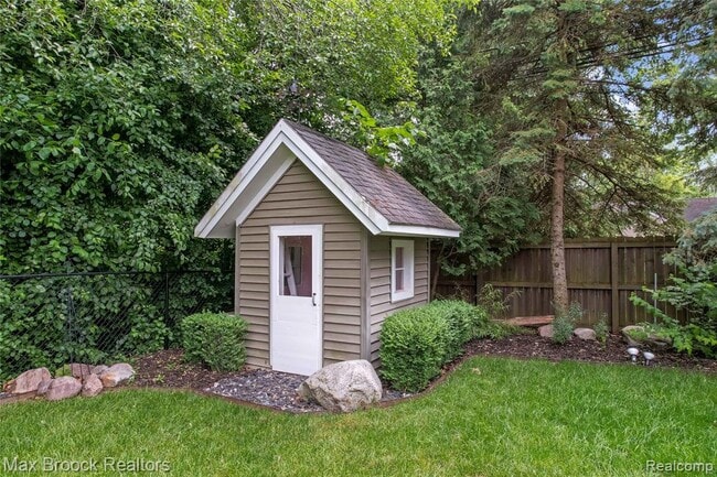 Building Photo - 2120 Buckingham Ave