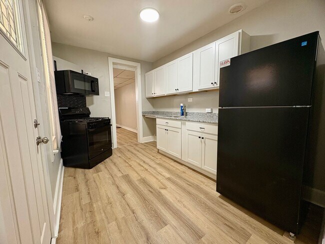 Building Photo - 2 Bedroom 1.5 Bathroom w/Bonus Room in York!