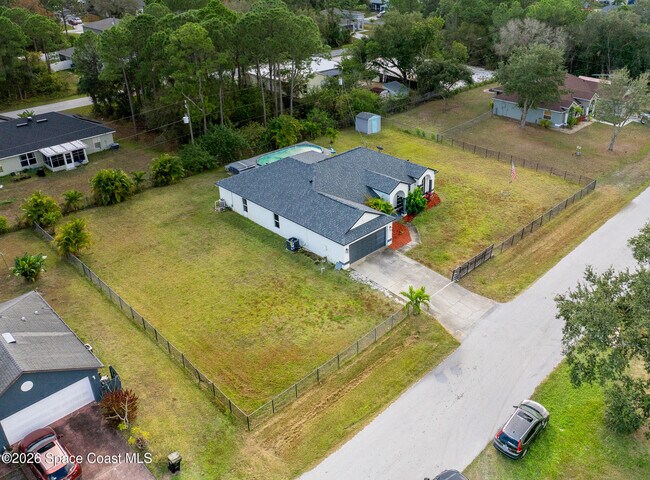 Building Photo - 1126 Ruby St SE