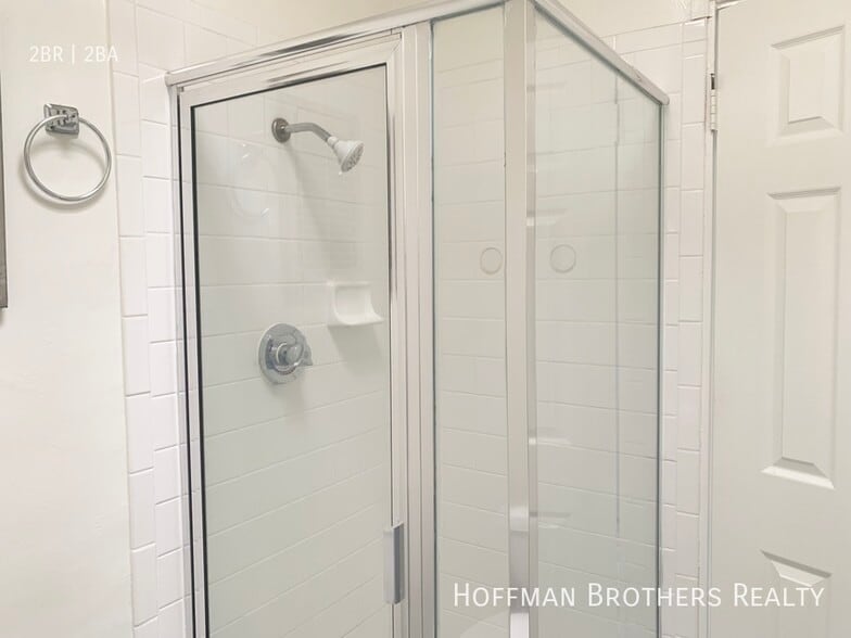 Building Photo - 1642 Barry Ave