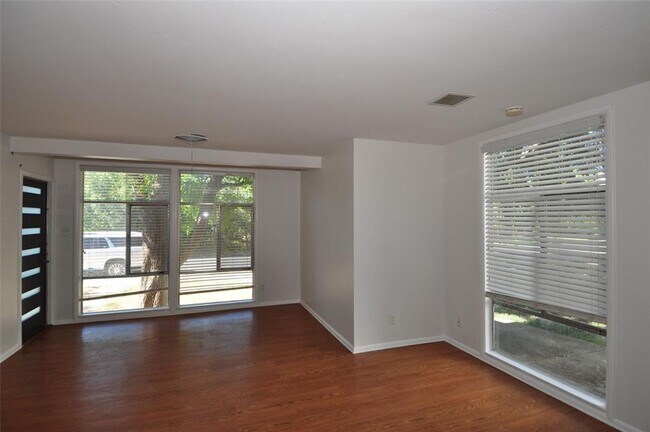 Building Photo - All appliances included! Great Location!