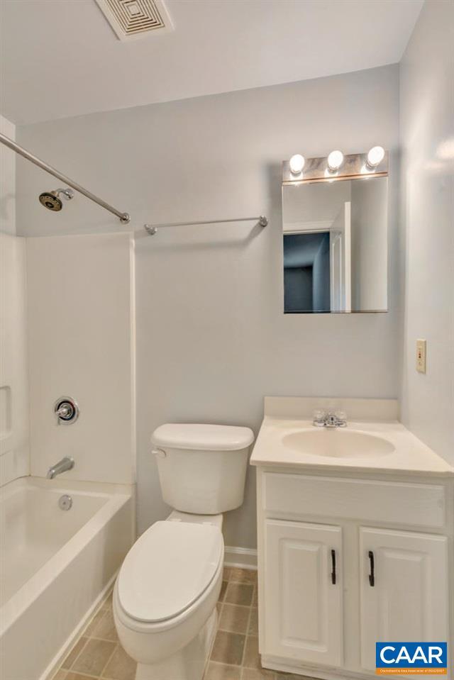Building Photo - 1221 Villa Ln