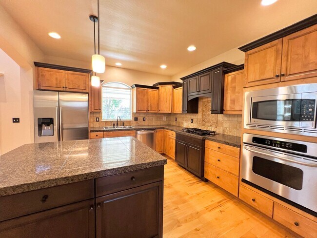 Building Photo - 5 Bed 3 Bath Bridge Tower Beauty