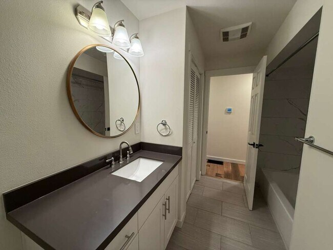 Building Photo - Stunning 4 Bed 3 Bathroom Home!