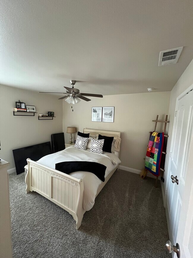 Building Photo - 10301 Valencia Ave