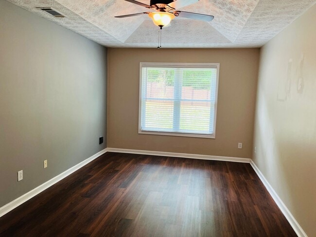 Building Photo - Wow! Renovated 3 bedroom 2 bath home in Ca...