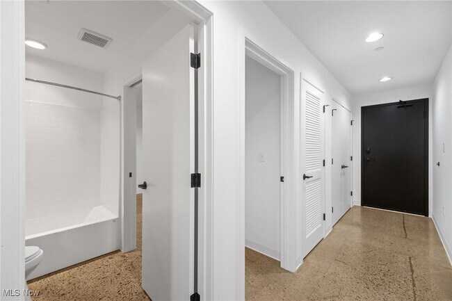 Building Photo - 2341 Scranton Rd