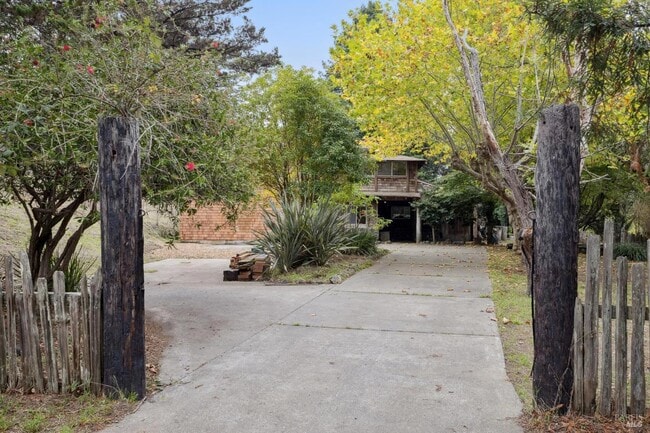 Building Photo - 5953 Shoreline Hwy