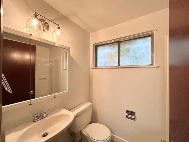 Building Photo - Bright and Open 3 Bed, 1 Bath House!