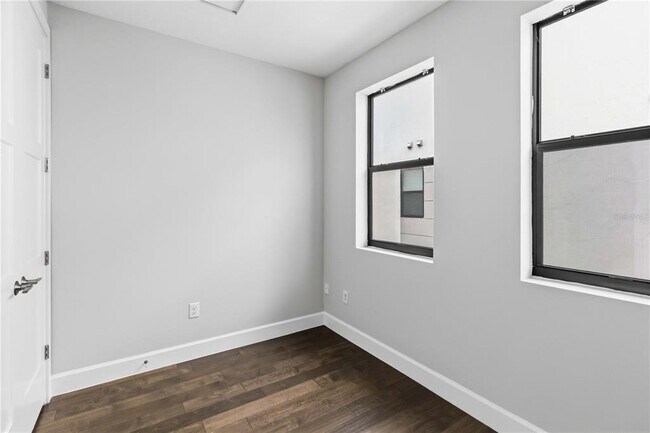 Building Photo - 1332 W Gray St