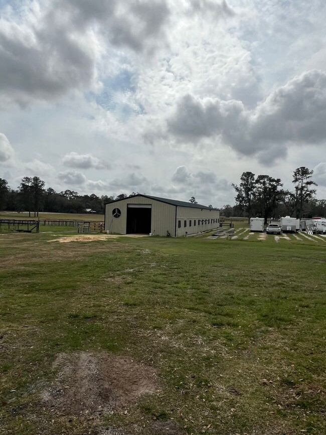 Building Photo - 4/3 Ocala HITS Stalls/RV Hook-Ups/Paddocks...