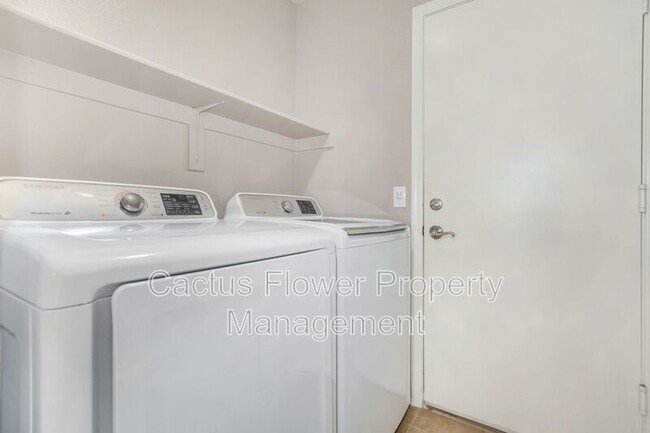 Building Photo - 308 W Liberty Ln