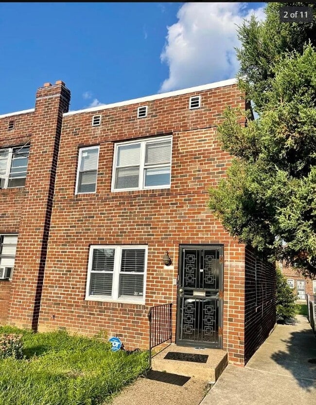 Building Photo - 3 bedroom 1 bath house available in North ...