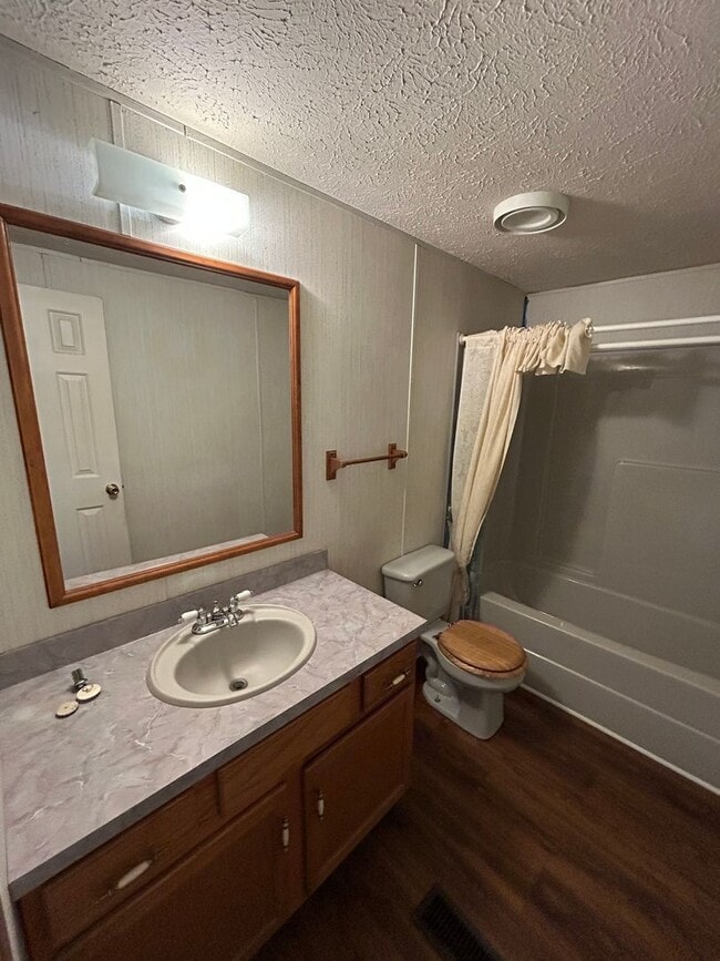 Building Photo - Bremen Home Available Now!