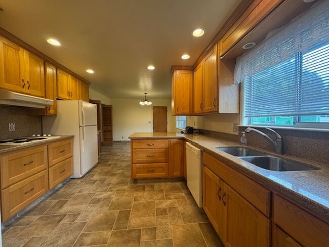 Building Photo - Well located, 4/2, Redwood views
