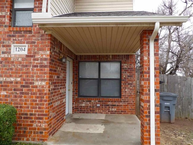 Building Photo - 1204 NW Columbia Ave