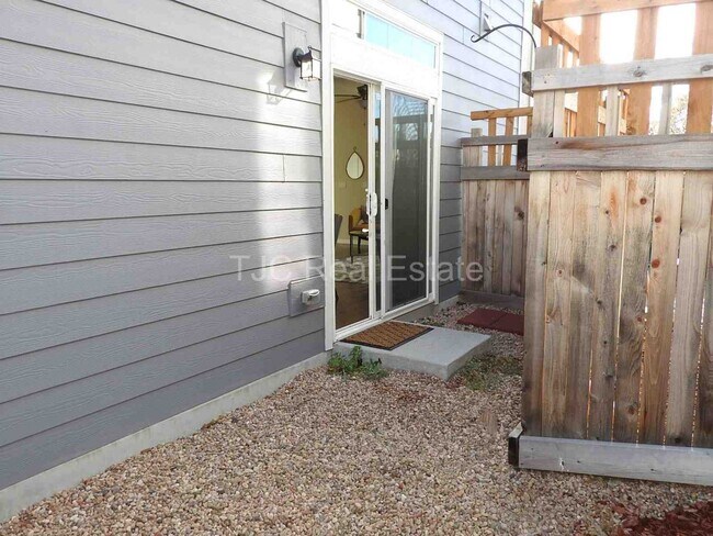 Building Photo - Central Park Town Home for Rent!