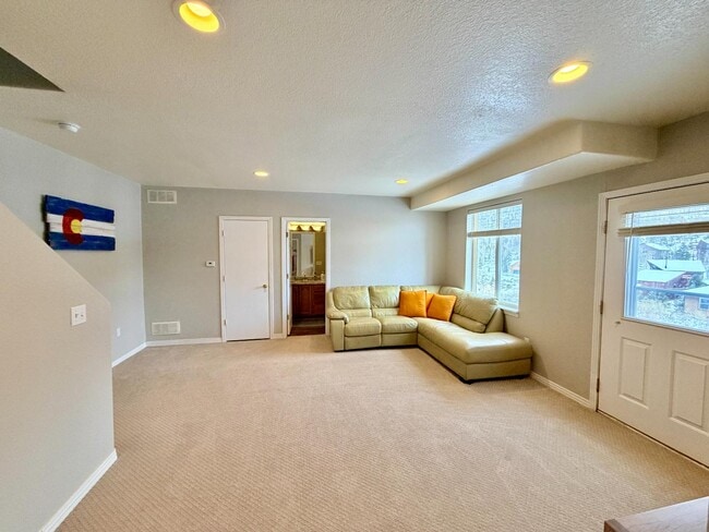 Building Photo - 104 Deer Trail Dr