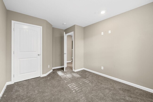 Building Photo - Sophisticated Sango Townhouse in a Gated C...