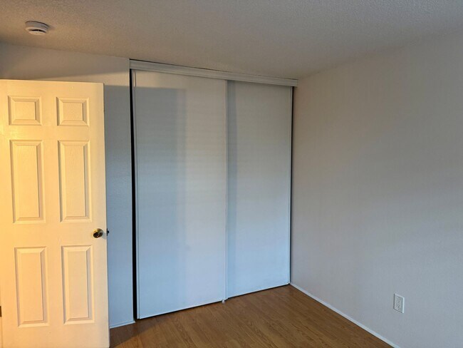 Building Photo - Cool Clean and Crisp-Inner SE Duplex