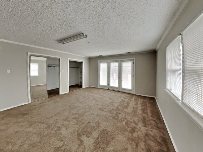 Building Photo - No App Fee. $500 Off 1st Months Rent with ...