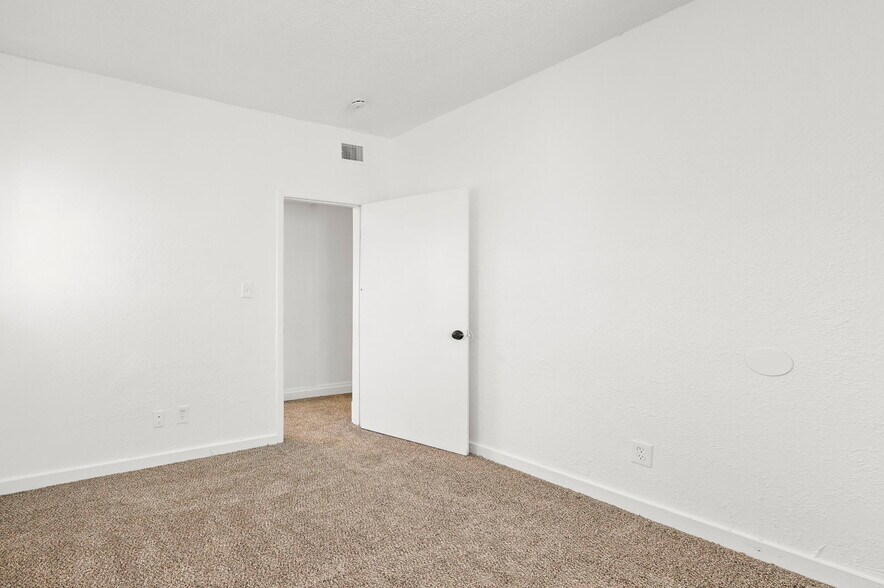 Building Photo - 2207 E 24th Ter